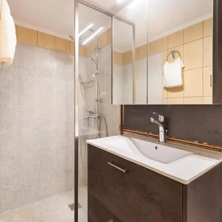 Budget In Next To Metro Station By Atheniankeys Apartamento