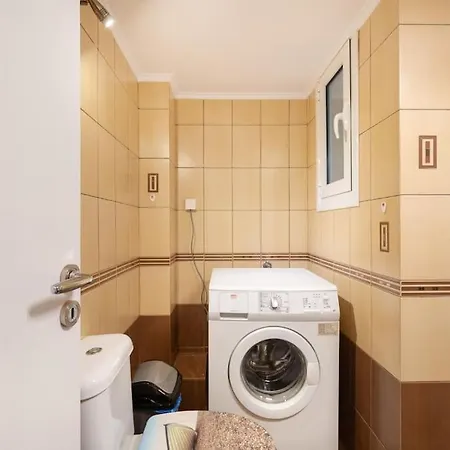 Budget In Next To Metro Station By Atheniankeys * Atenas